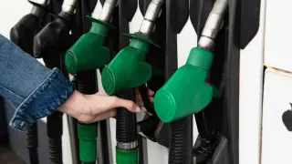 “Цены должны сравняться с соседними странами“: министр энергетики высказался о бензине