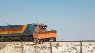 11 вагонов сошли с рельсов: Грузовик столкнулся с поездом в Атырауской области