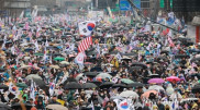Люди вышли на массовые митинги в Сеуле