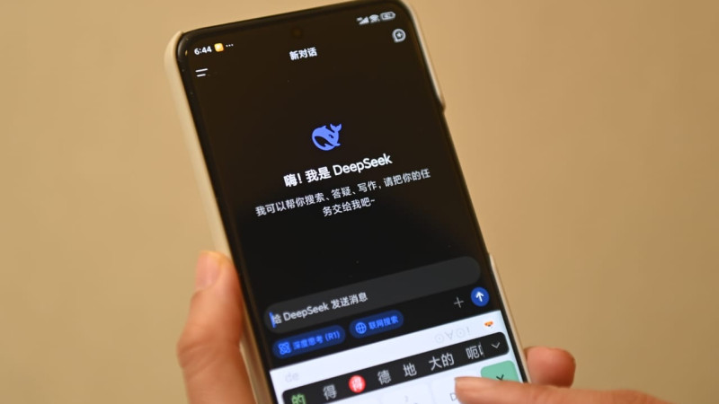 17 февраля, Пекин. Пользователь задает вопрос в мобильном приложении DeepSeek. Фото: "Синьхуа"