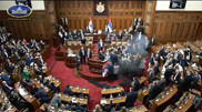Дым и драка: в парламенте Сербии произошла потасовка