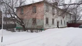 “В туалет хожу в куртке и шапке“: жизнь в “домах-призраках“ Казахстана