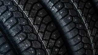 Почему зимние шины изнашиваются быстрее летних, рассказал эксперт