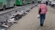 “Проходят мимо“: мусор возле “Алтын Орды“  шокировал казахстанцев