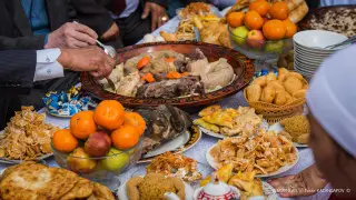 “Ритуал, а не веселье“: как казахи распределяют мясо за дастарханом