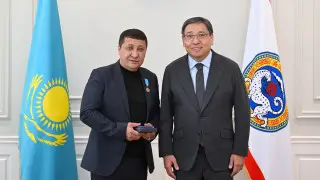 Аким Алматы вручил награду герою, спасшему заложницу в аэропорту