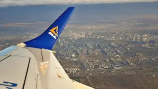 Отказал двигатель? Летевший из Актау в Алматы самолет вернулся обратно в аэропорт