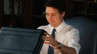 Взял стул и показал язык: фото уходящего премьера Канады стало мемом