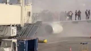 Самолет с пассажирами загорелся в американском аэропорту