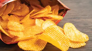 Диетолог рассказала, как правильно есть чипсы, чтобы не толстеть
