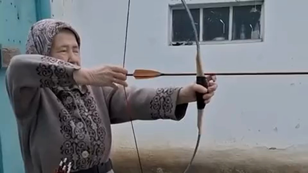 Стреляющая из лука бабушка покорила Казнет
