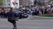 Автомобиль въехал в толпу протестующих в Белграде