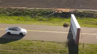 Блогер обманул автопилот Tesla и врезался в нарисованную стену