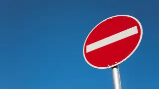 “Кирпич“ vs “Движение запрещено“: в чем разница и как не перепутать