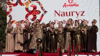 “Самые продвинутые ажеки“: необычный показ мод прошел в Алматы