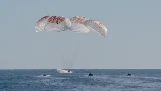 Застрявшие на 9 месяцев астронавты NASA вернулись на Землю