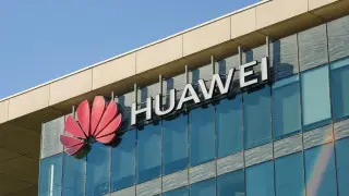 Huawei подала в суд на китайского блогера за критику элитного седана