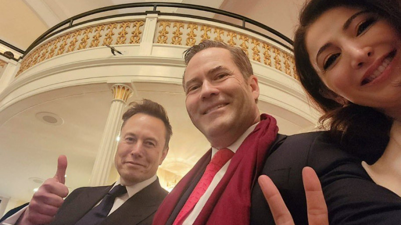 Майкл Уолтц (по центру)
х.com/@michaelgwaltz