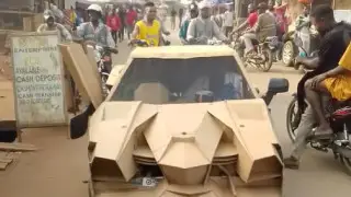 Энтузиаст из Нигерии собрал спорткар из картона, и он ездит. Видео