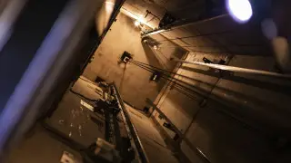 Астанчанин пострадал при падении лифта в бизнес-центре: кто виноват?