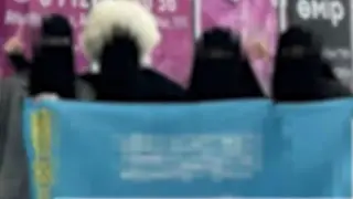 Скандальное фото с флагом Казахстана: сколько лет грозит авторам