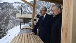 Токаев и Мирзиеев осмотрели горнолыжный кластер Алматы
