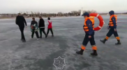 Четверо подростков едва не провалились под лед на озере в Петропавловске