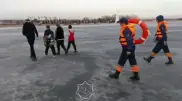 Четверо подростков едва не провалились под лед на озере в Петропавловске