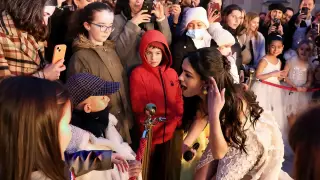 Звезда Голливуда вышла на сцену в украшениях казахстанского бренда