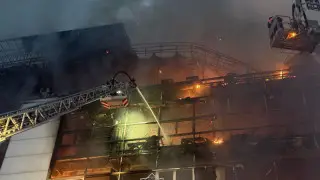 Шестиэтажное административное здание горит в Алматы: огонь тушат 85 пожарных