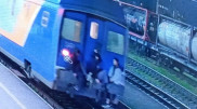 Опасный экстрим: подростки в Шымкенте пытались зацепиться за поезд