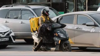 Можно ли управлять мопедом после лишения прав, ответили в МВД