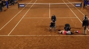 Теннисистка без пяти пальцев потеряла сознание во время игры: видео