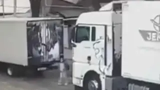 Фура сбила девочку: мог ли водитель предотвратить наезд и виноват ли автобус?