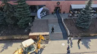 В Алматы сносят незаконную постройку возле кафе