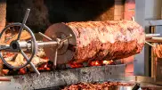 В Турции почти 650 человек отравились куриным донером