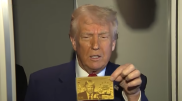 Трамп показал золотую карту за 5 миллионов долларов