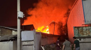 Сильный пожар сняли на видео в Алматы: загорелось здание общежития