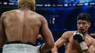 “Король нокаутов“ из Казахстана устроил шоу и завоевал титул IBF