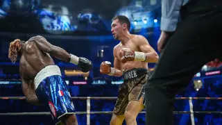 Жанибек Алимханулы нокаутом защитил титулы чемпиона мира в Астане