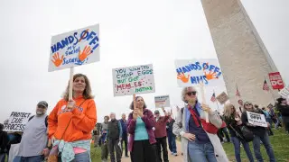Тысячи людей вышли в США на протесты против Трампа и Маска