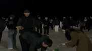 Зрители в Актау убрали за собой мусор после концерта