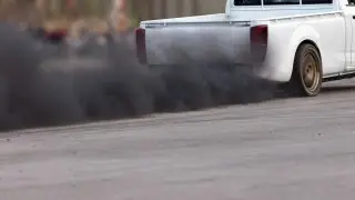 Белый, синий, черный: как по цвету выхлопа определить неисправность двигателя