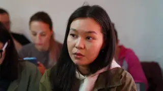 Заложница из аэропорта Алматы не сдержала слез в зале суда