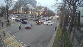 Проехал на красный по сигналу регулировщика: алматинец получил необычный штраф