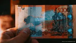 Просрочки по кредитам: эксперты сравнили долги казахстанцев и россиян