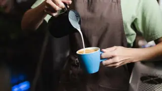 Назван неприятный эффект от употребления кофе с молоком