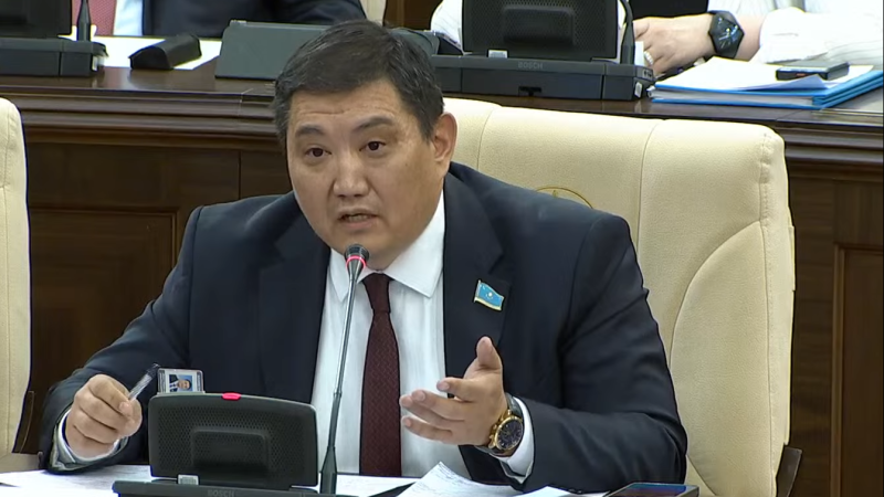 Бакытжан Базарбек. Кадр из видео