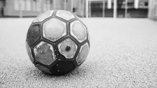 Футболист умер после столкновения с вратарем: видео