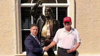 Трамп открыл памятник самому себе